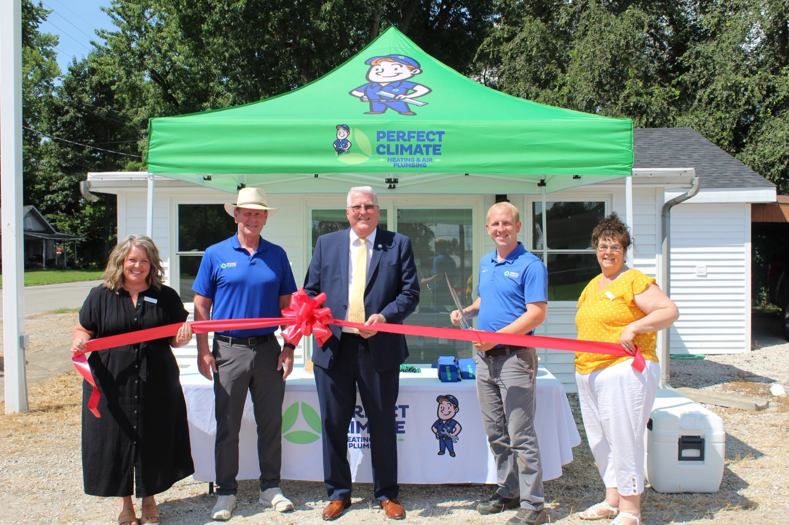 The Perfect Climate team cutting the ribbon at the new Vincennes location